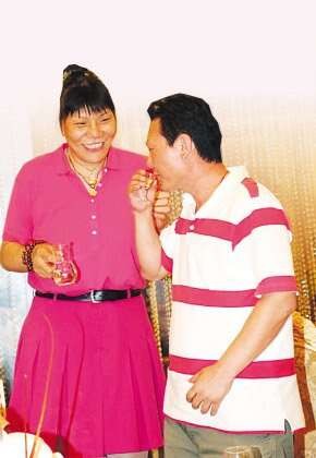 郑海霞婚宴第三站很羞涩 坦言很想要小孩(图)