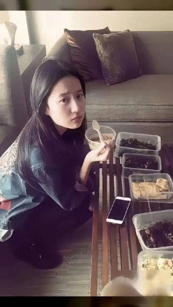 刘亦菲素颜被嘲上热搜！3亿人困在“颜值焦虑”里，如何破局？