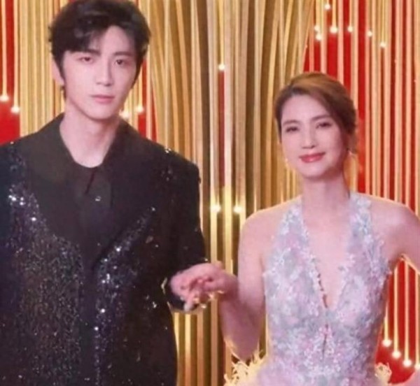 54岁洪欣携25岁儿子亮相红毯，母子同框竟被误认成姐弟