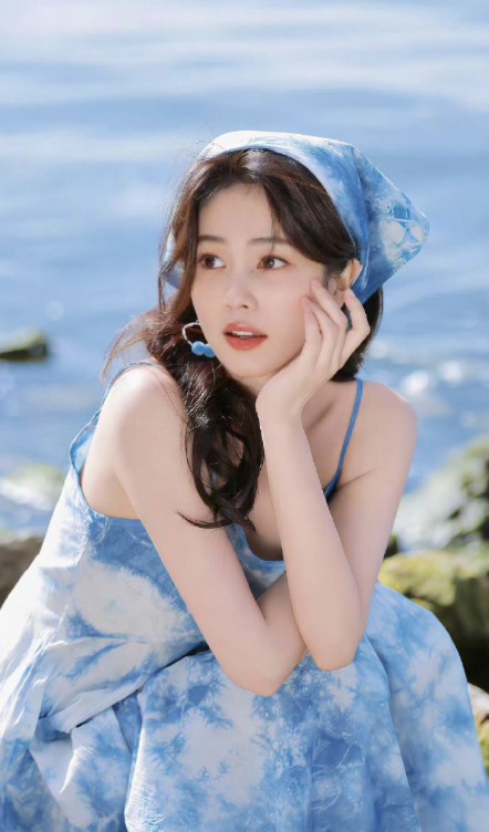 白鹿的故事 由搞笑博主到万众明星