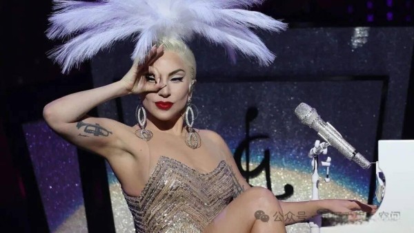 赛琳娜吻脚引爆热议背后：一场联合国心理健康倡导的破局预演？