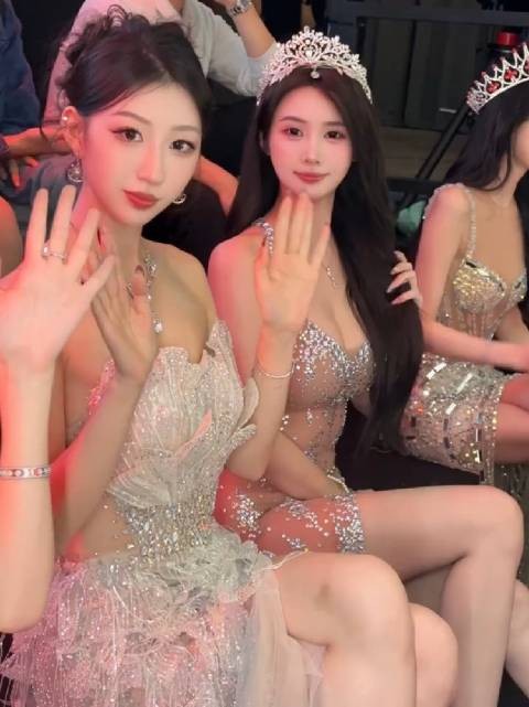 花开的正艳，我不去欣赏倒显得不解风情了！