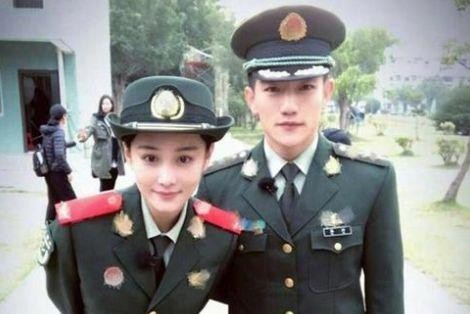 网传张馨予蜜月旅行，何捷扛大包老公力爆棚！网友：遇良人愿幸福