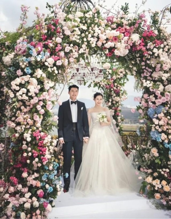 玄彬孙艺珍开启蜜月之旅，打扮低调现身机场，俊男美女甚是抢镜