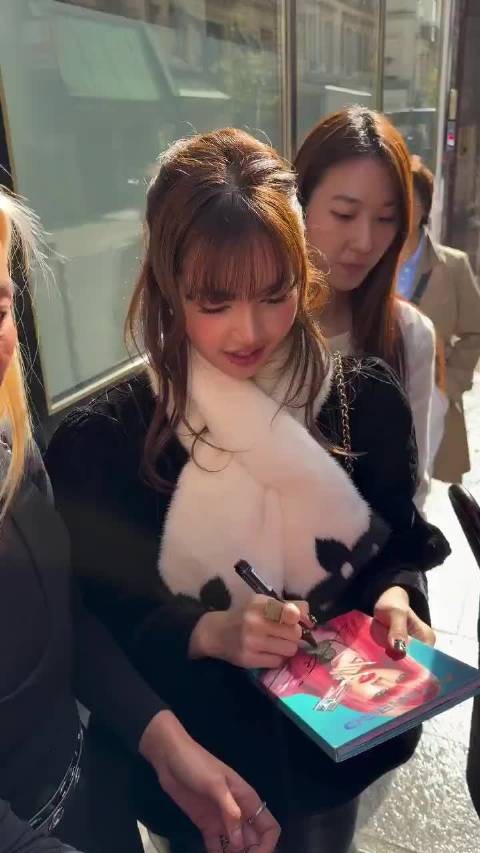 Lisa看秀造型 260310 法国巴黎偶遇 LISA 视频丨好近