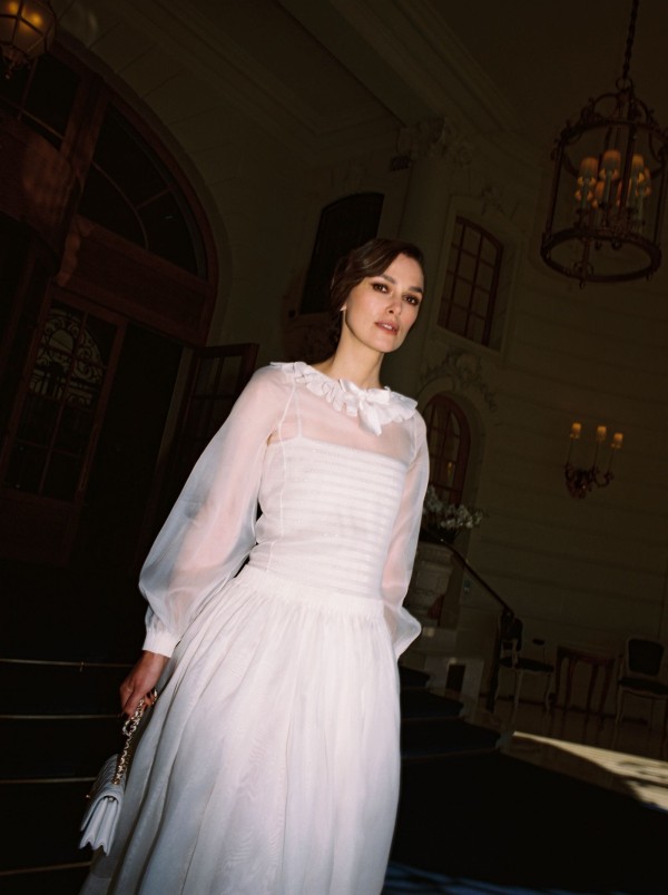 Keira Knightley 的Chanel 秀场造型，美到让她想穿着再结一次婚