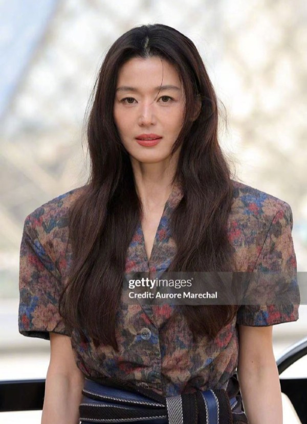 全智贤巴黎时装周生图翻车，44岁状态崩了谁还认得出千颂伊？