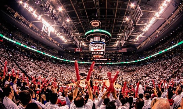 篮协全明星赛今晚在浙江诸暨西施篮球中心开战，央视五套全程直播，南北明星对决星光璀璨