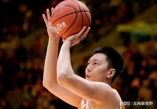 三分球大赛巅峰对决：胡明轩加赛15投13中 力压于米提斩获冠军