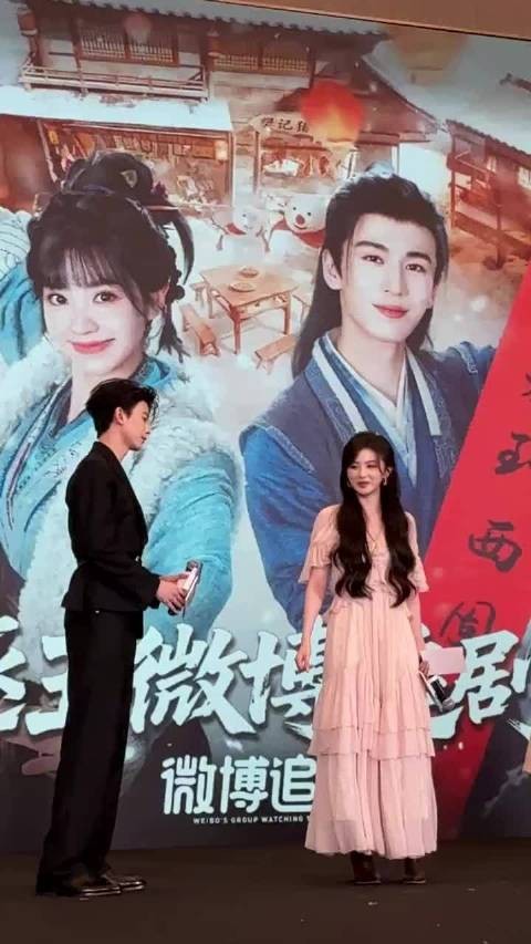 邓凯孔雪儿还原剧中名场面害羞相拥