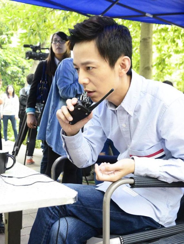 何炅的“人情存折”：30年主持生涯炼就的娱乐圈人脉经济学