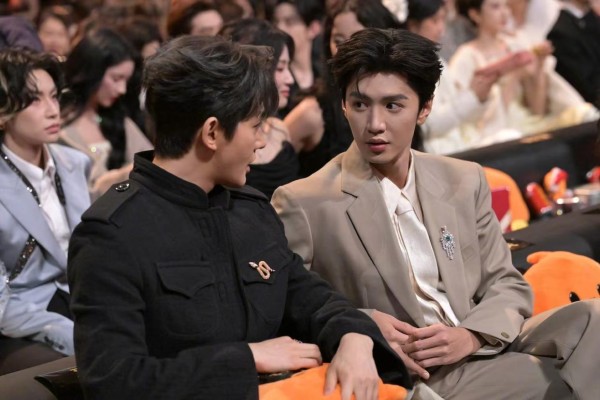 2025微博之夜内场：顶流同框展现娱乐圈温情场面