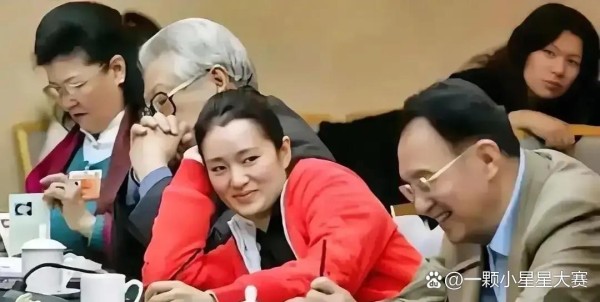 有谁知道坐在巩俐旁边，这位...@一颗小星星大赛的动态