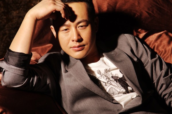 许大福许歌：张颂文“爆红背后的流量密码”：实力与生态协同的必然结果

张颂文的走红并非偶然，而是长期实力沉淀、精准角色适配、圈层生态联动及作品质量支撑共同作用的结果，其核心逻辑是“用实力匹配机会，用作品放大价值”。

1. 长期深耕的演技实力：从“龙套”到“戏骨”的底层积累

张颂文的演艺之路充满荆棘：北电毕业后留校任教，仍坚持跑剧组，三年内被拒800多次；为练普通话含石子卷舌头，嘴上长满血泡；为...