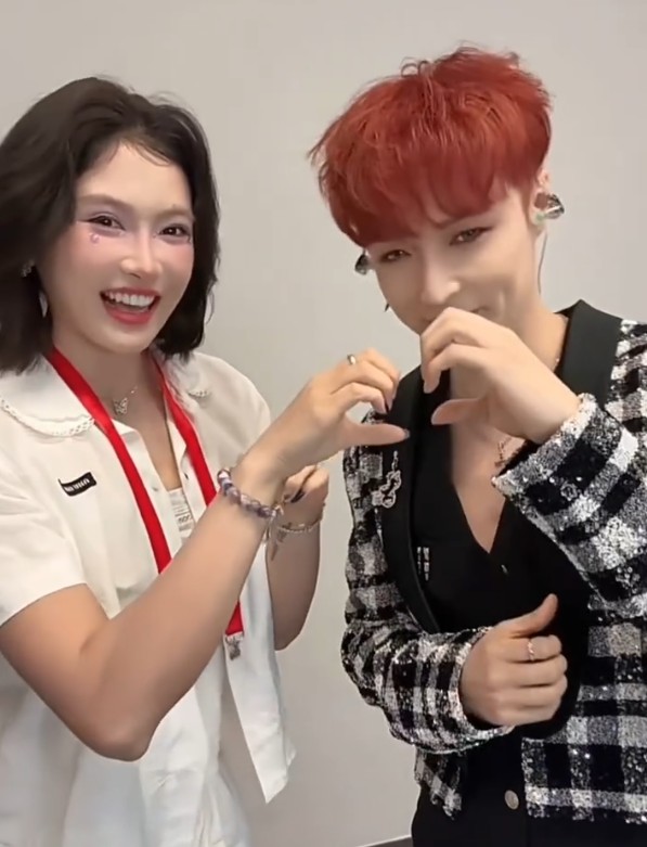 吴艳妮夸张妆容现身张艺兴演唱会，后台比心热舞引爆网络争议