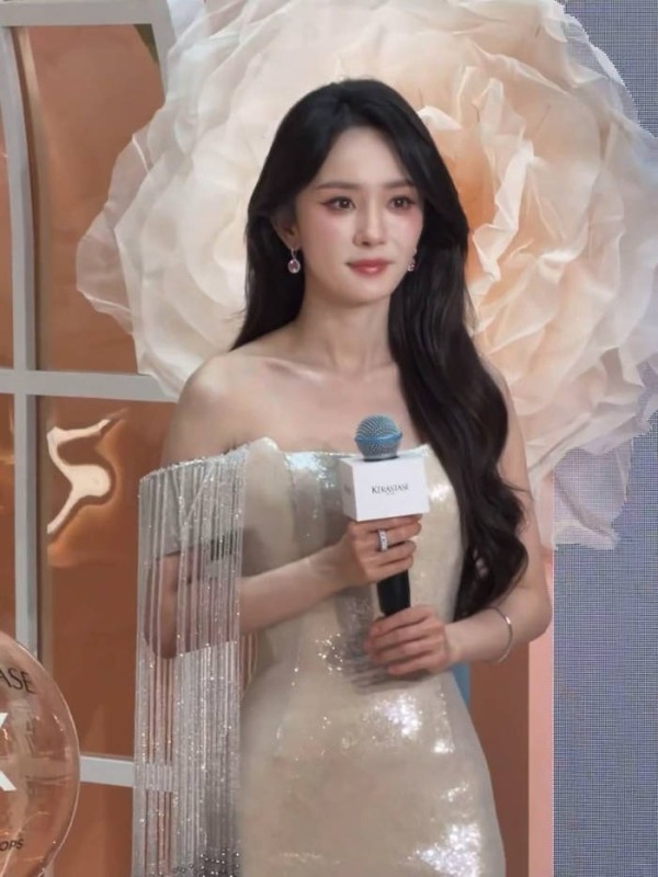 39岁杨幂硬凹少女风翻车！编发遮不住方脸，生图疲态像谢娜