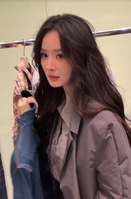 杨幂现身泰国机场，瘦成皮包骨 臀部扁平，走路“农民揣”颜值抢