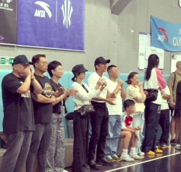 明星父母的日常生活：低调陪伴与简单幸福