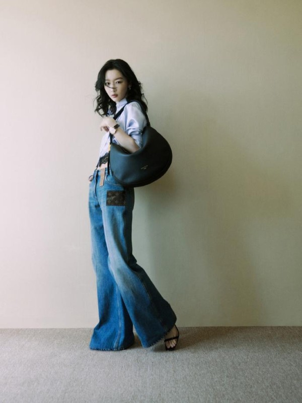 提升气质的秘密武器：周冬雨的两款穿搭灵感，助你展现女性魅力！