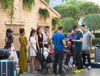 《各位游客请注意》成就钟楚曦张雨绮的穿搭秀，明星与素人的差距