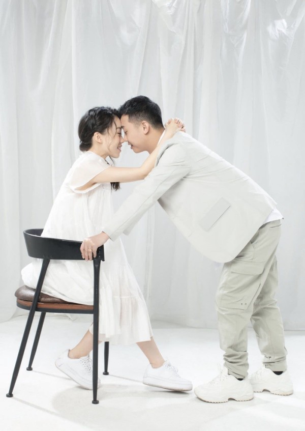 说唱歌手GAI和老婆录综艺，妻子挺孕肚穿亮色长裙，是素人却很美