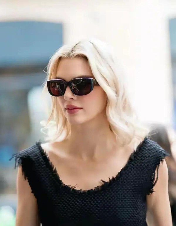 肯豆金发街拍杀疯了！发色穿搭锁死，超模美出新高度