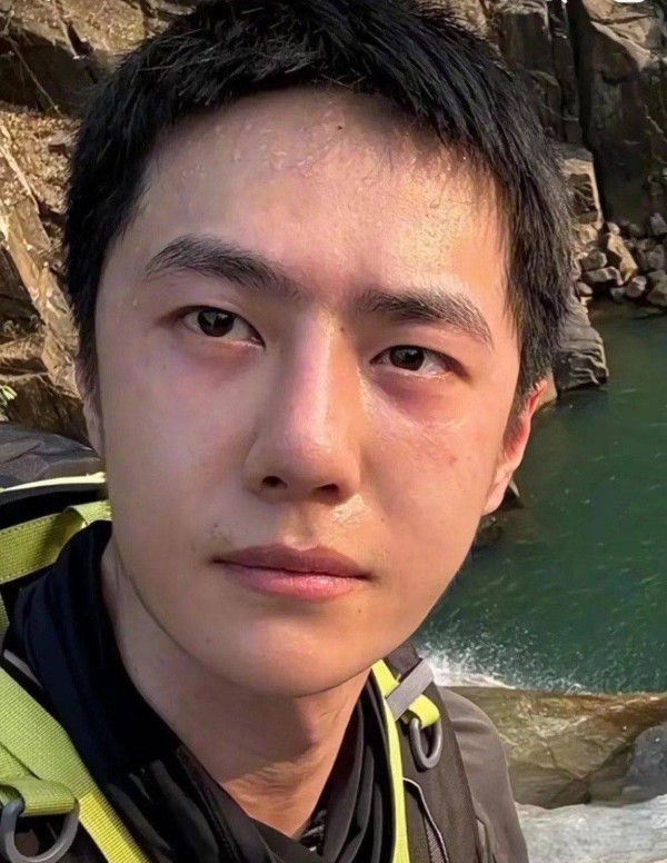 明星素颜太真实！王一博显老气，黄景瑜痘印明显，精修图都是骗人的