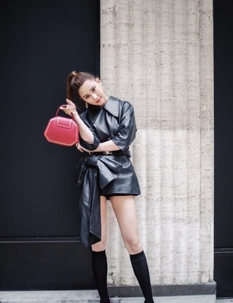 何超莲穿“下衣失踪”，长腿不输女明星，赌王70岁生她依旧很美