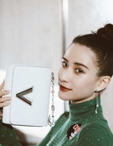 何超莲穿“下衣失踪”，长腿不输女明星，赌王70岁生她依旧很美