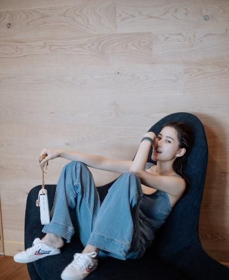 何超莲穿“下衣失踪”，长腿不输女明星，赌王70岁生她依旧很美