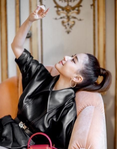 何超莲穿“下衣失踪”，长腿不输女明星，赌王70岁生她依旧很美