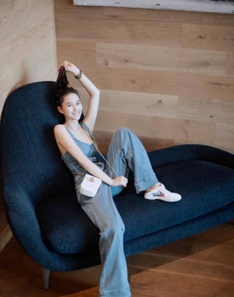 何超莲穿“下衣失踪”，长腿不输女明星，赌王70岁生她依旧很美