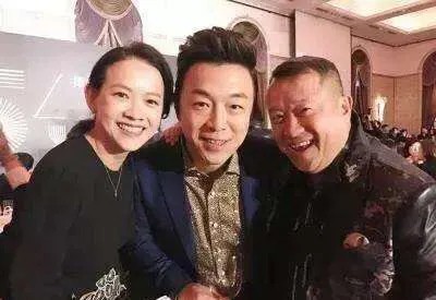 影视有话说：一次颁奖典礼上，曾志伟当着众多明星的面考验黄渤，曾志伟说：“顶着一张丑脸还可以在舞台上唱歌，我得叫你大哥。”

不料，黄渤的“反击”让曾志伟有点自取其辱啊。

曾志伟在香港娱乐圈的地位很高，并仗着自己的嘴，损过不少的明星。

黄渤在娱乐圈中，他的长相一直被大众说事，但是他的演技和情商也是非常的高。

一次颁奖晚会上，两人同台，刁难的曾志伟自然不会放过这个千载难逢的机会，于是拿着黄渤的长...