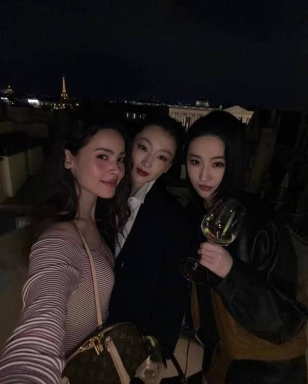 刘亦菲周冬雨晚宴同框，画面太养眼！