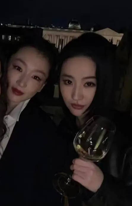 刘亦菲与周冬雨的五官精致，美貌在线！