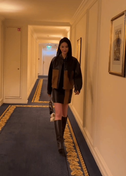 刘亦菲打扮靓丽，穿搭时髦。