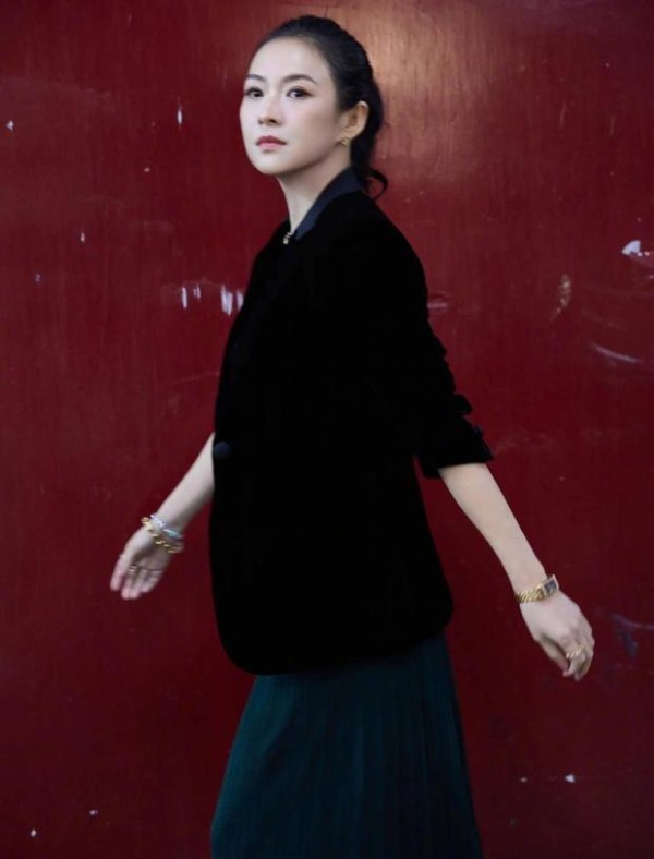 章子怡的皮肤白皙光滑，保养有方。