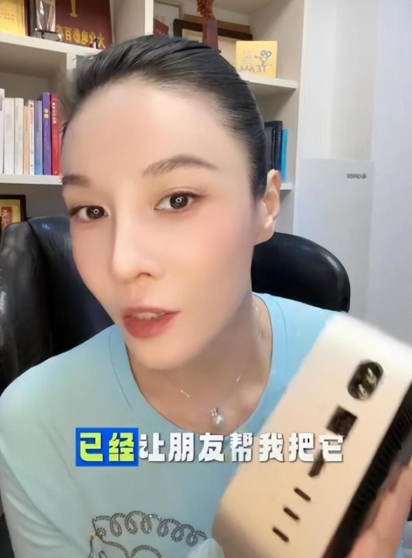 张蓝心亲自装AI‘龙虾’，妆容精致激情满满，但一拆掉头发飞了