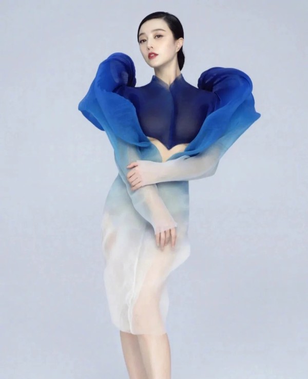 小鱼儿加油：范冰冰是一位中国内地影视女演员、制片人和歌手，出生于1981年9月16日，山东青岛。她毕业于上海师范大学谢晋影视艺术学院，是中国内地和港台地区备受瞩目的女明星之一。

范冰冰的演艺生涯始于1996年，她出演了电视剧《女强人》。1998年，她主演了电视剧《还珠格格》，获得了广泛关注。之后，范冰冰在演艺圈获得了很高的知名度和影响力，主演了多部热门电视剧和电影。

除了演艺事业，范冰冰还积极...