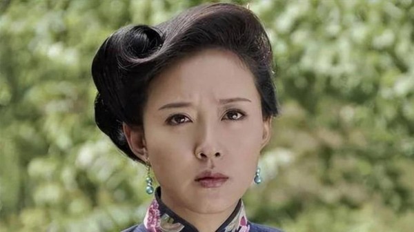 她的颜值比曾黎高，演技也在线，黄晓明陈坤都成大明星，她却戏红人不红，性格温柔不炒作引发热议
