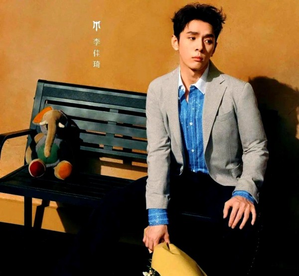 李佳琦跨界之路：从美妆主播到娱乐圈新星的考验与反思