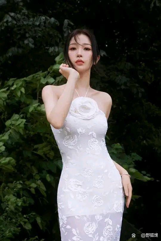 赵露思虞书欣两大圈花，都将出席米兰时装周，你会期待谁的造型