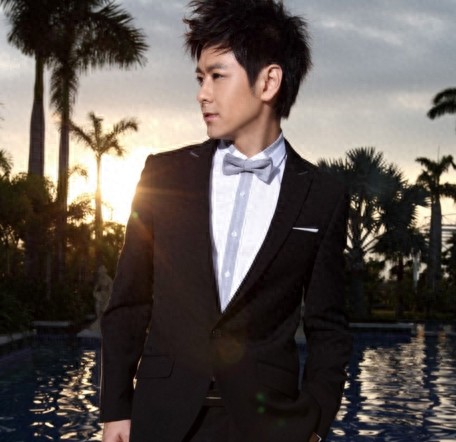 跨界却迎来另一片天的九大明星