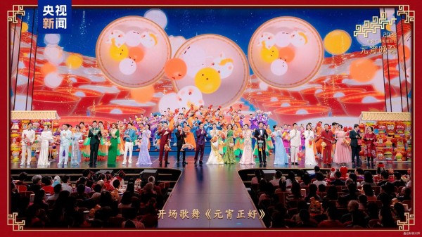 央视元宵晚会收视破7，专业歌手全沦为背景板，两个跨界演员抢尽风头