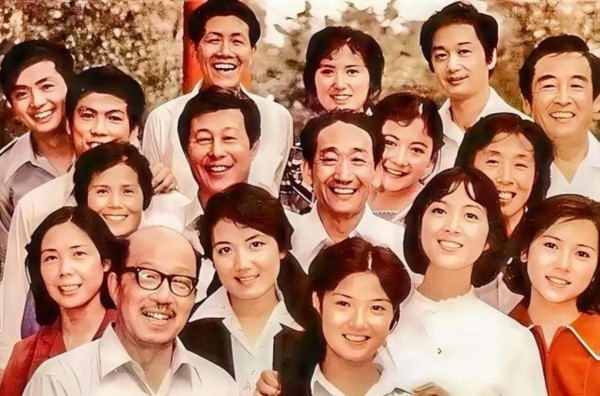 18位无人超越的老一辈演员才是真正的时代绝色，当年荧幕一亮惊艳岁月，一身神韵与演技成永恒经典，时光沉淀出无可复制的风华与故事