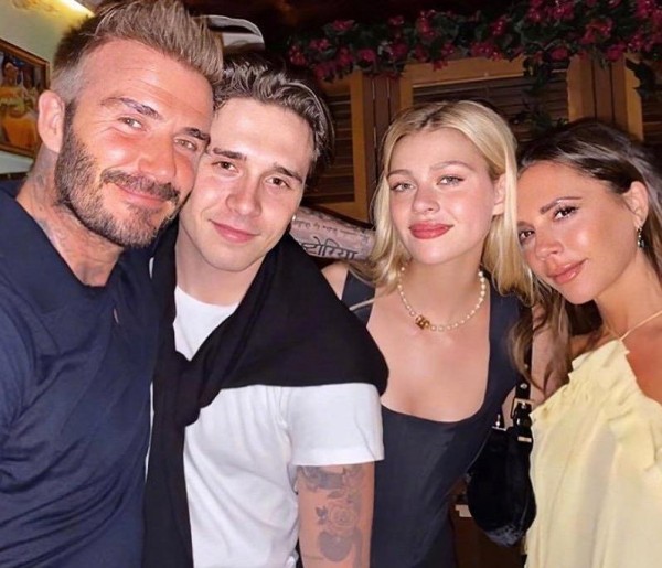 近乎赤身！妮可拉大白天着装大胆秀身材，小贝儿子甘当绿叶 很幸福