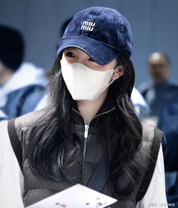 刘浩存机场“温柔一喊”出圈！两次被挤仍保持善意