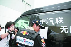 韩寒写博谈竖中指风波 自称不做受虐狂