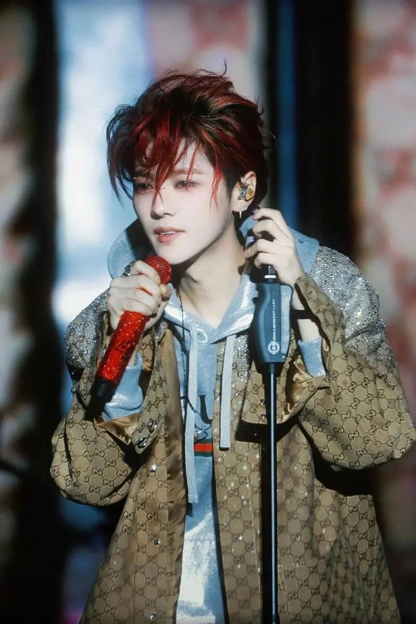 鹿晗代言一夜清零：从“顶流”到“零商务”，娱乐圈的消费降级有多残酷？