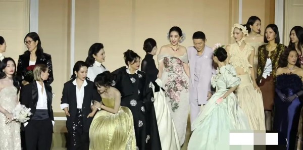 杨幂开场气场拉满，刘亦菲压轴亮相，明星舞台站位揭秘圈内关系链